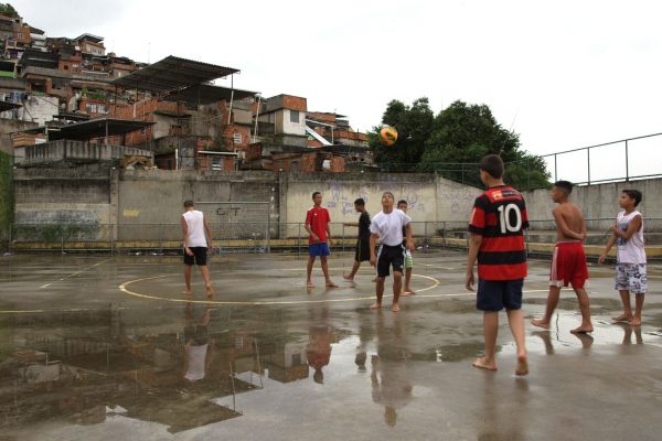 Die Kinder in den brasilianischen Favelas spielen mit Begeisterung Fussball: barfuss auf einem hart geteertem Platz. Vom Gewinn der WM kommt bei ihnen kaum etwas an. Sie leben dagegen mit zahlreichen Risiken solcher globalen Sportevents.