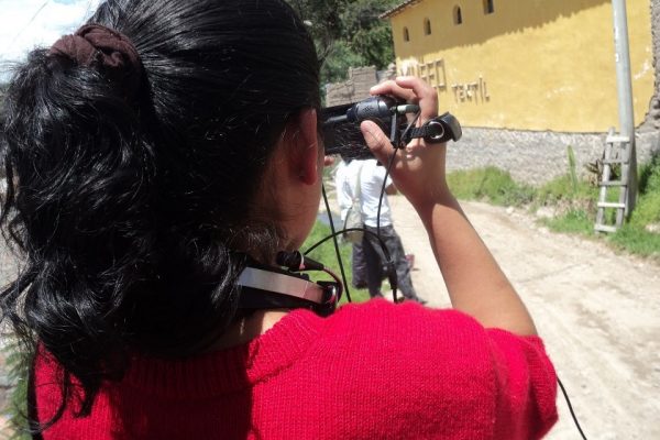 Mit der Kamera ausgerüstet suchen die Jugendlichen von Chaski in ihren Gemeinden Motive und Geschichten