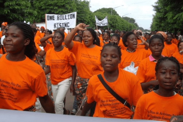 Frauen an einer Kundgebung mit orange T-Shirts.