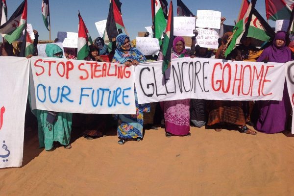 Sahraouis demonstrieren mit Transparenten: Glencore go home!