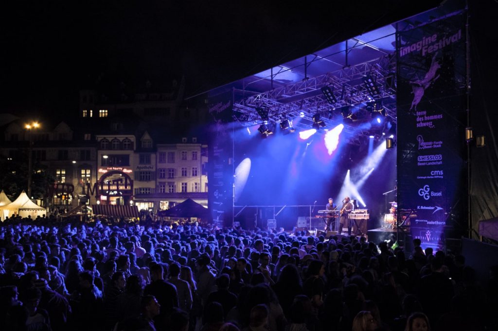 Konzert auf dem Barfüsserplatz und die Bühne ist in blau-violettes Licht getaucht.
