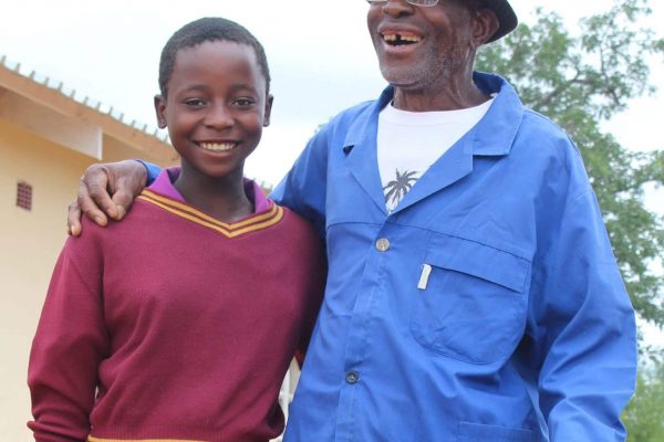 Nobuhle Moyo und ihr Grossvater. Bekezela hilft den Erwachsenen die Situation und Gefühle ihrer Kinder besser zu verstehen.